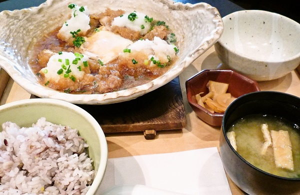 大戸屋の定番メニュー「チキンかあさん煮定食」。白米か五穀米を選べる