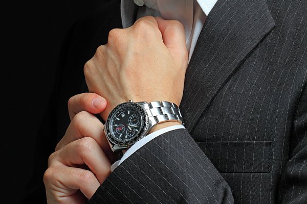 社会人ならきちんとした腕時計を身に着けるべき？（写真：アフロ。イメージ）