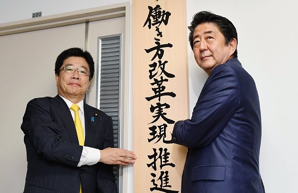 「生涯現役社会」が意味することは（加藤勝信厚労相と安倍首相。写真：時事通信フォト）