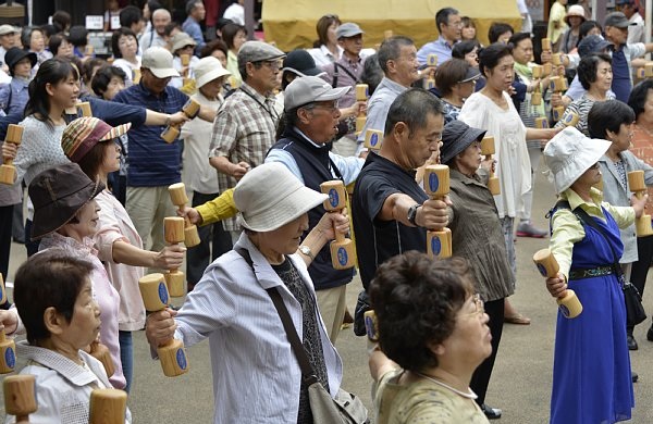 健康寿命が長くなれば年金を支給しなくて済む？（写真：時事通信フォト）