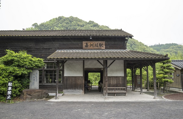 まるで映画のセットのような嘉例川駅