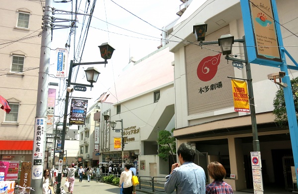 小劇場が多数存在するなど雑多な感じが下北沢の魅力のひとつだが