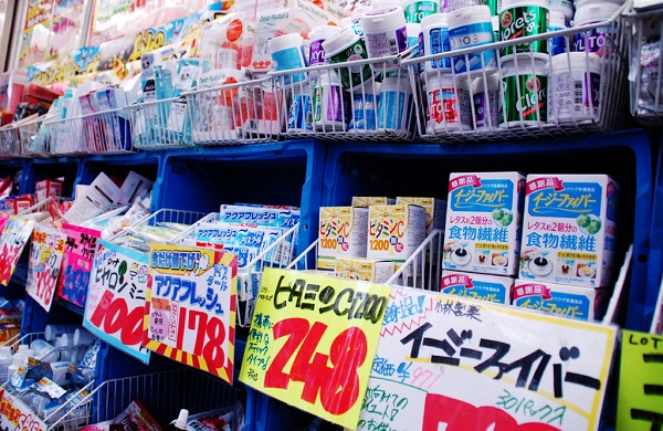 ドラッグストア 店頭の山積み菓子はとてもお得な「客寄せパンダ