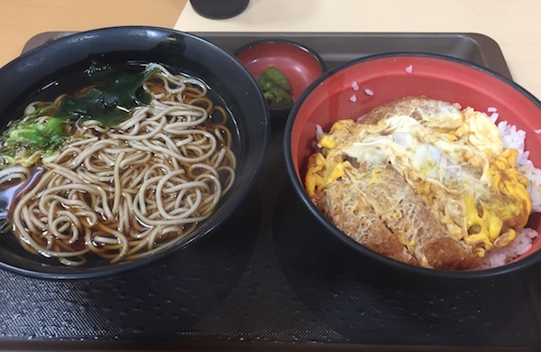 かけそばとかつ丼のセット。ボリュームもたっぷり