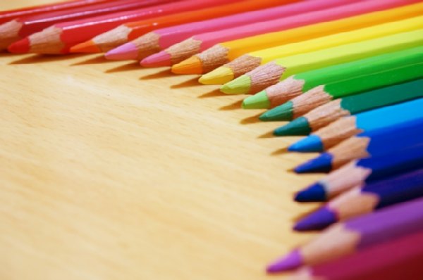 色数の多い色鉛筆を持っている子供が羨ましい