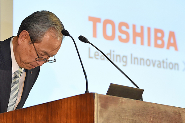 決算会見での東芝の綱川智社長（AFP＝時事）