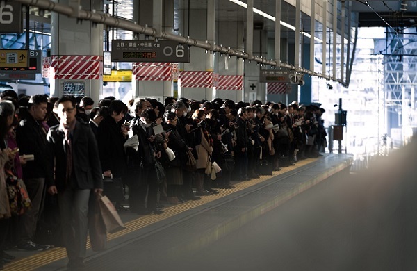 遅れているのは後ろの列車のはずなのに？