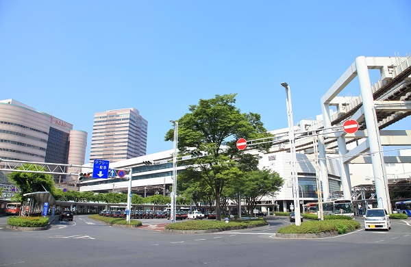 モノレールが中心街を走る千葉駅近辺