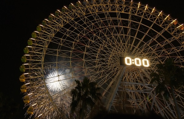 テーマパークなどで盛り上がるカウントダウンイベント