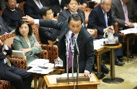 中所得者を高所得者にする詐術（麻生太郎・財務相。写真：時事通信フォト）