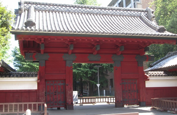 歴史と文化に触れることのできる街（写真は東京大学の「赤門」）