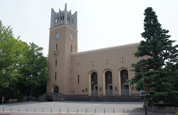 キャンパス周辺は学生街として賑わう（写真は早稲田大学）