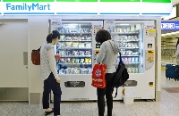 「自販機コンビニ」ではおにぎりやサンドイッチなどの冷蔵品も買える（写真：時事通信フォト）