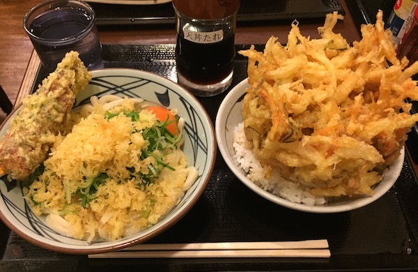 丸亀製麺の“自己流野菜かき揚げ丼”（右）は、かなりのボリューム感