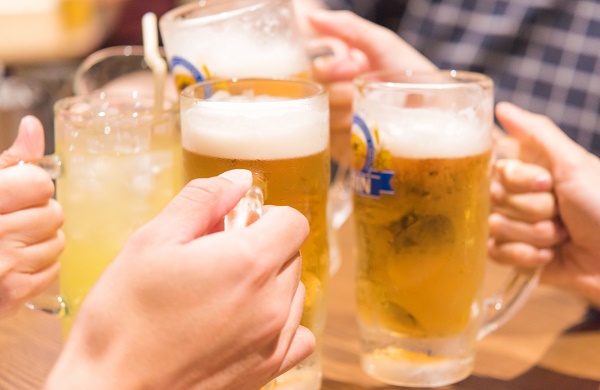 居酒屋で安く飲むコツとは？（イメージ）