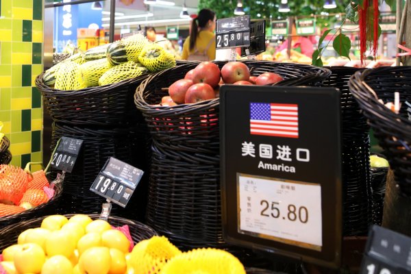 米中貿易戦争の行方は？（北京のスーパーマーケット。EPA＝時事）