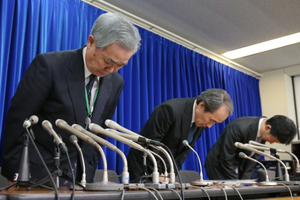 年金の“過少支給”問題で謝罪する日本年金機構の理事長ら（写真：時事通信フォト）
