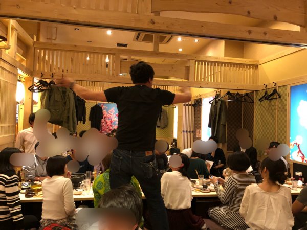 中川氏も参加した「おっさんの全オゴリで学生様にタダ酒を飲んで頂く会」の様子