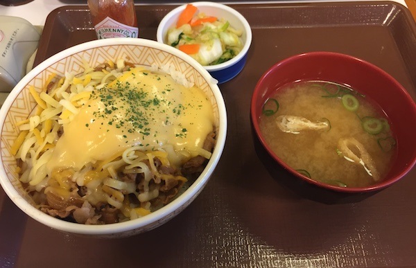 すき家の『とろ～り3種のチーズ牛丼』は子供にも人気