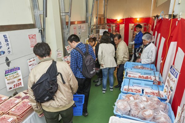 店内は人数制限があるため整理券順に入店（クラショウ工場直売セール）