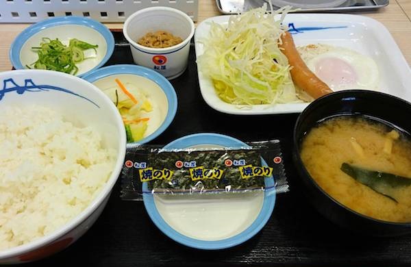 松屋の『ソーセージエッグ定食』。小鉢は納豆