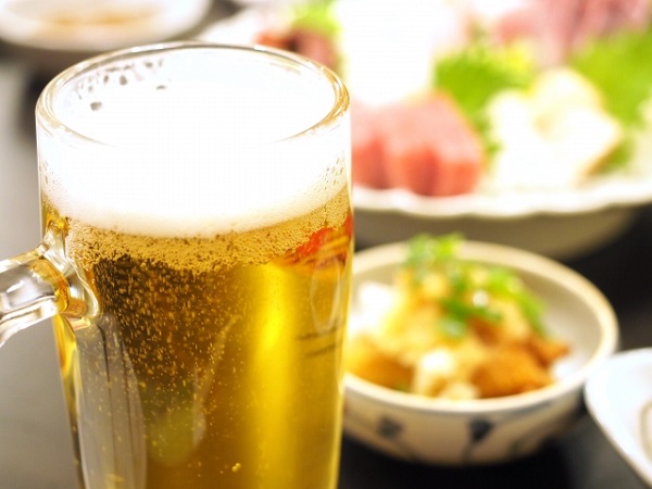 お酒を飲まない・飲めない人のほうが得？（イメージ）