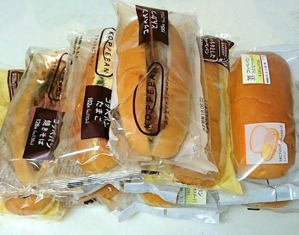 コンビニ各社が多数販売しているコッペパン