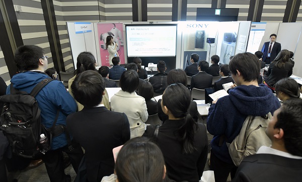 日本での就職を希望する外国人は毎年増えている（留学生向けの就職セミナーの様子。写真：時事通信フォト）