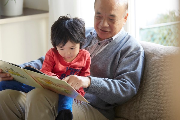 子供夫婦が離婚した後、孫に会うにはどうすればよい？（イメージ）