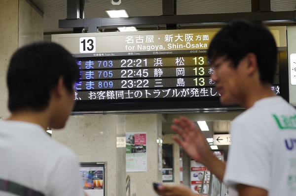 新幹線切り付け事件で運休を知らせる電光掲示板（写真：時事通信フォト）