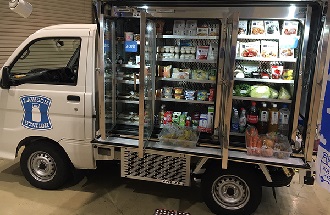 1台あたり訳300品目の商品を搭載するローソンの移動販売車