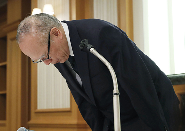 東京医大では常務理事が謝罪（7月6日。写真：共同通信社）