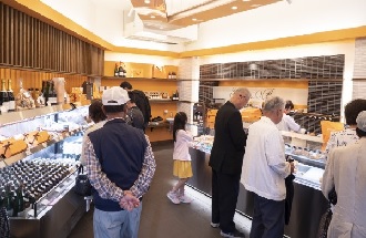 集客力の高い「川場田園プラザ」（群馬）。プレミアムな味を追求した商品を扱う店は、内装も高級感を演出（撮影：佐藤敏和）