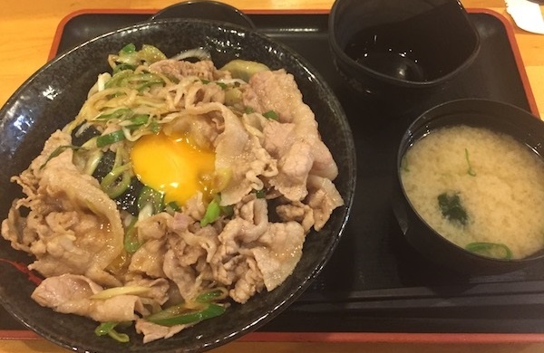 「すた丼」の並盛。みそ汁と生卵がついている