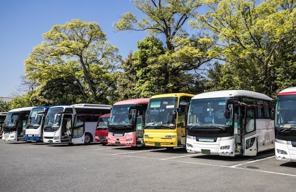 1台のバスにファンとアイドルが乗って観光することもあるファンクラブツアー（イメージ）