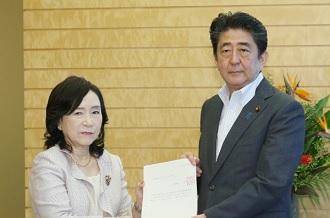 着々と進む“特権拡大”（安倍首相に「意見書」を提出する一宮氏。写真：時事通信フォト）