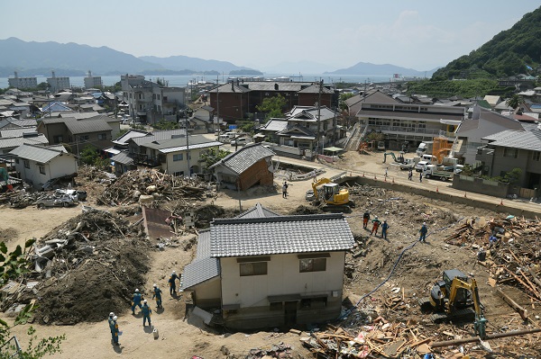 被災者支援の制度は多岐にわたる（広島県坂町。写真：時事通信フォト）