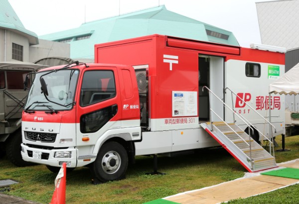 ATMも備える車両型郵便局も（写真：時事通信フォト）