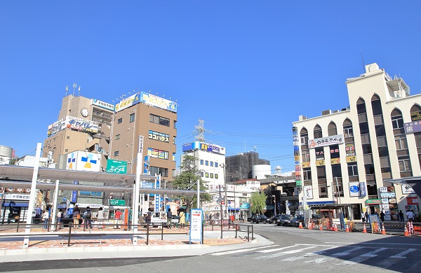 ラッシュ時の駅の混雑度は特A級（駅北口のバスロータリー）