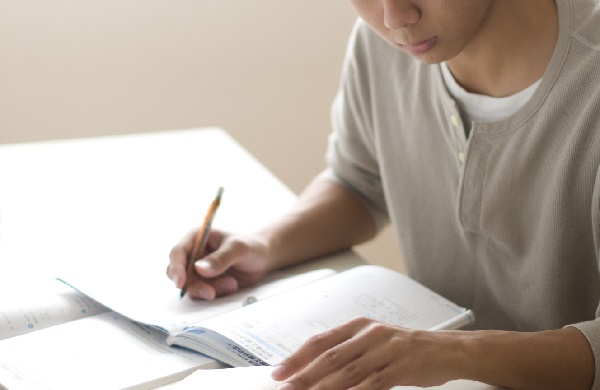 教える相手はまさかの年上大学生だった（イメージ）