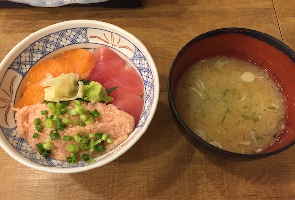 ランチメニューの「まぐろサーモンねぎトロ丼」