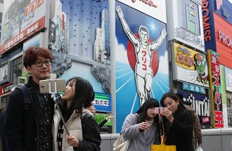 観光客も多く訪れる大阪の魅力とは？（写真：時事通信フォト）