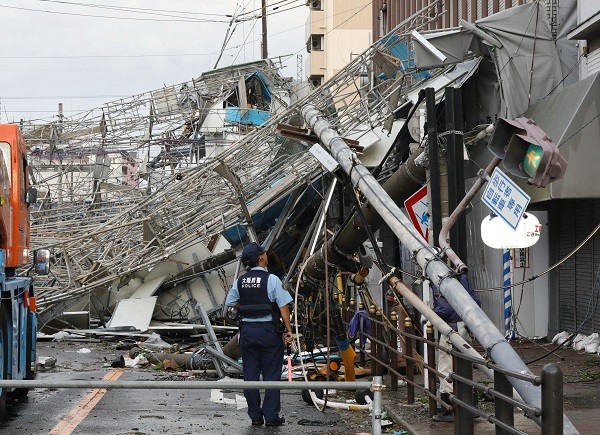 台風21号の強風の影響で信号機も倒壊（大阪市西成区。写真：時事通信フォト）