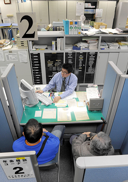 年金受給額はどんどんカットされていく（写真：時事通信フォト）