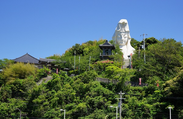 大船の街を見下ろす大船観音