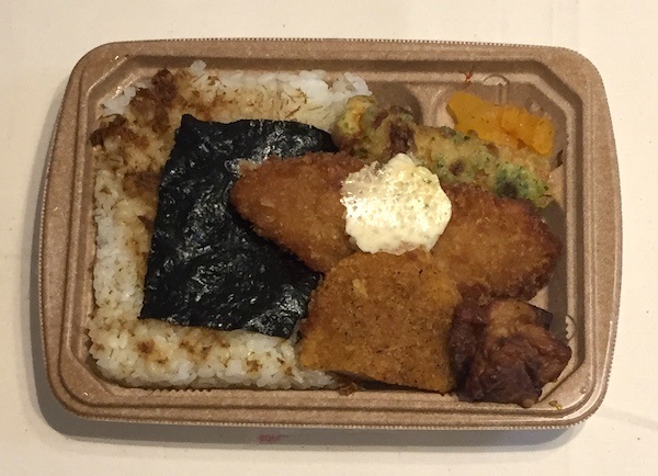 揚げ物がたくさん入ったセブン-イレブンの海苔弁