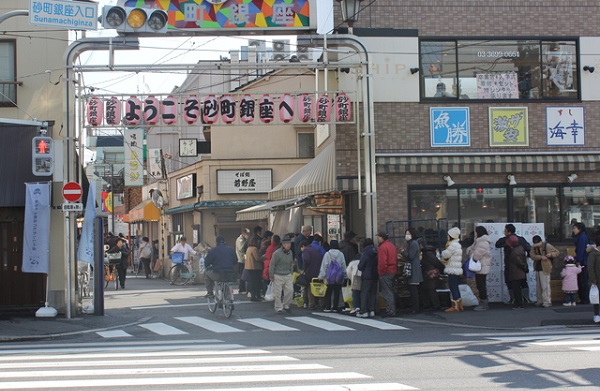 多くの人で賑わいを見せる「砂町銀座商店街」