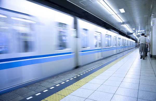 電車内で人助けをした後、もらった名刺には…（イメージ）