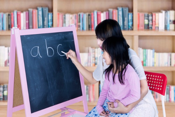 子供の英語教育に熱心なママもいる（写真はイメージです／Getty Images）