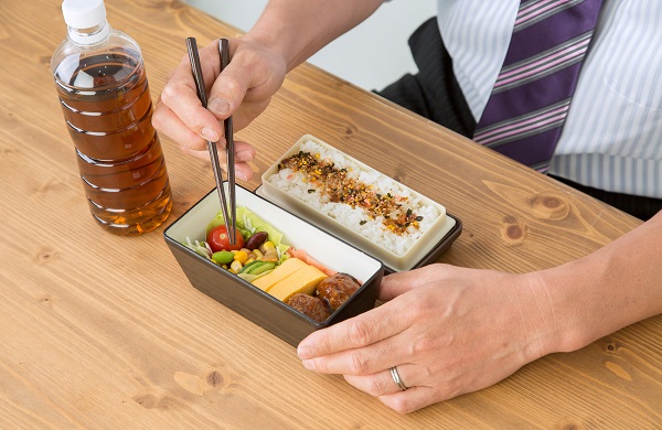 オフィスでお弁当を食べれば安上がりだが…